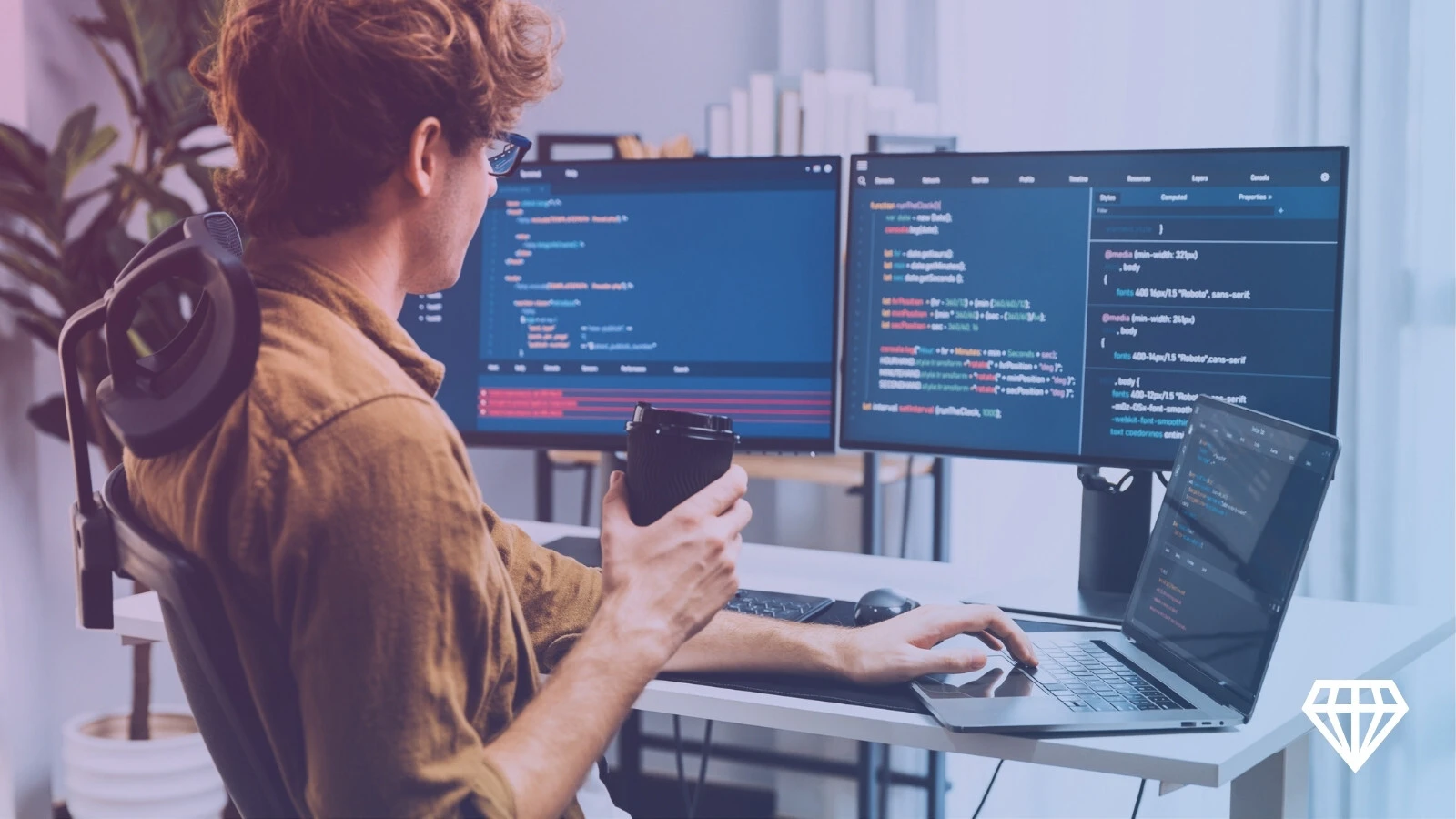 Programista pracujący przy trzech monitorach z kodem